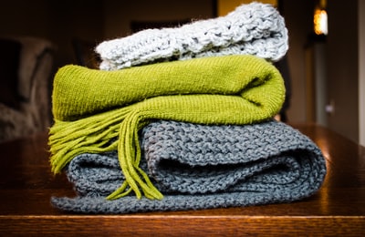 三个灰色,绿色和白色的围巾上的表
